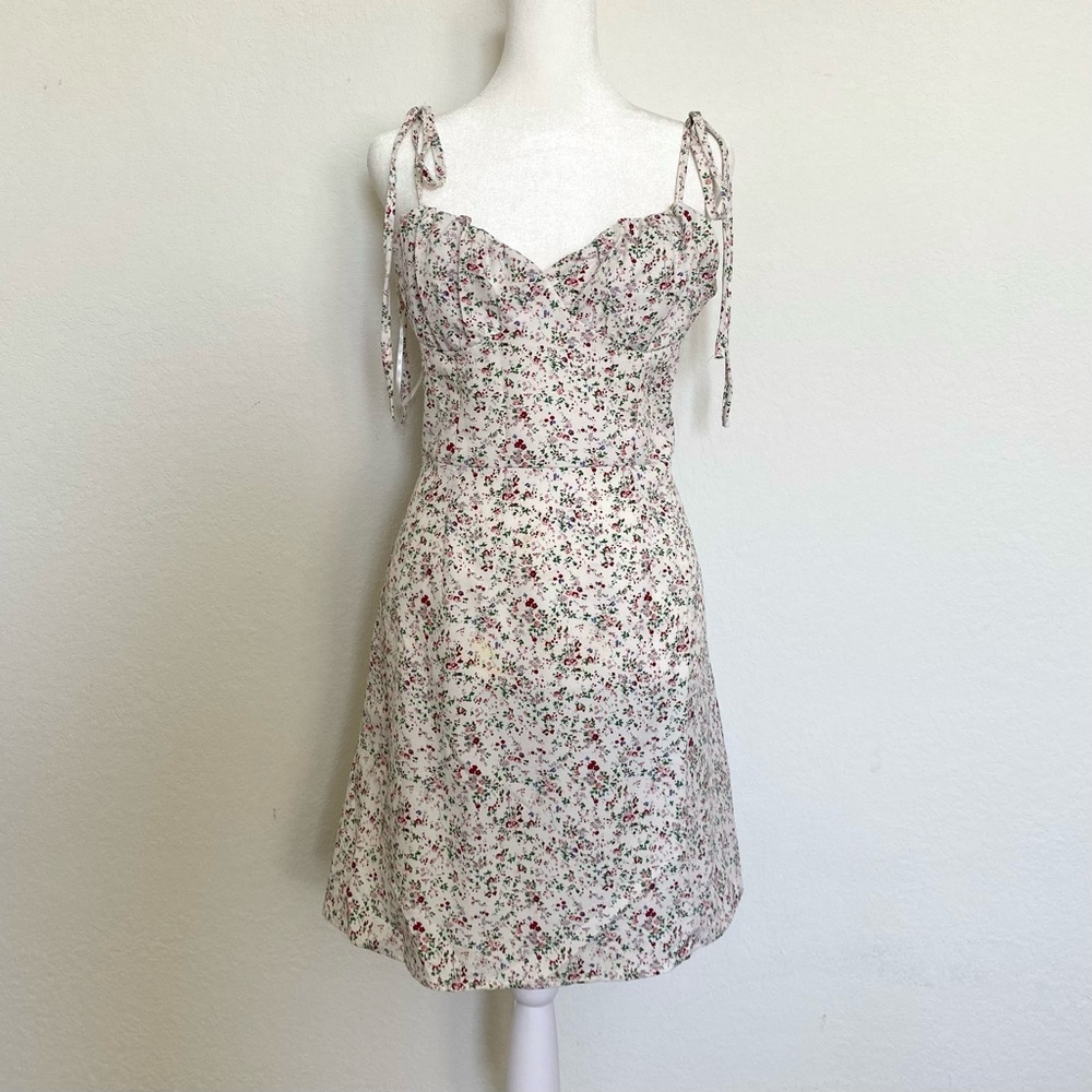 Floral mini dress with adjustable straps and a relaxed fit
